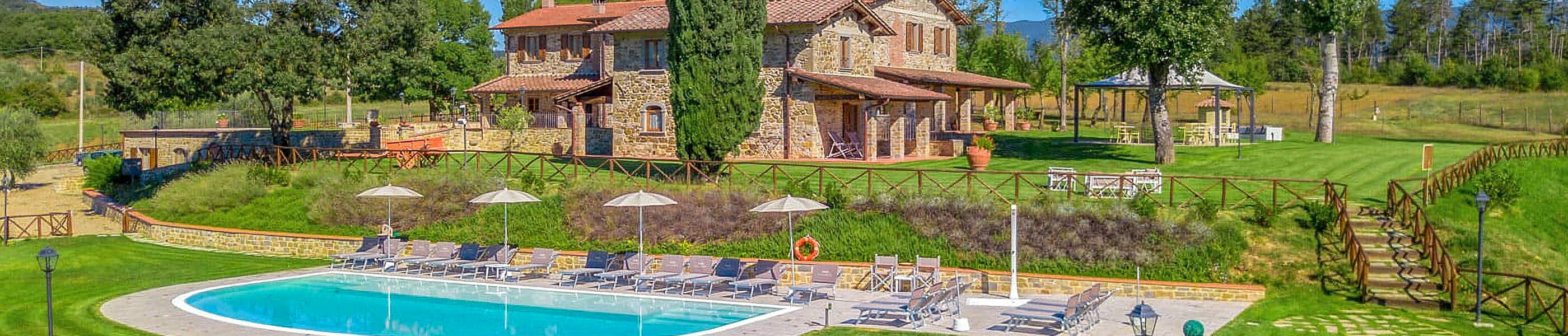Großes Ferienhaus in der Toskana mit Pool und Liegestühlen für Gruppenurlaub