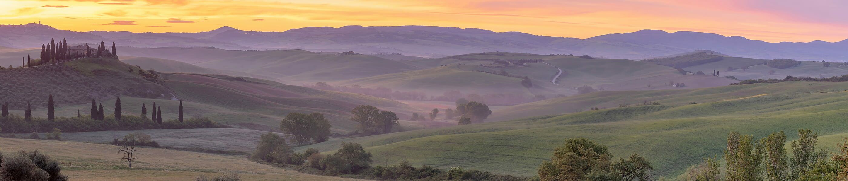 Hügelige Toskanische Landschaft bei Sonnenuntergang – Ferienhäuser in Soci bei Arezzo