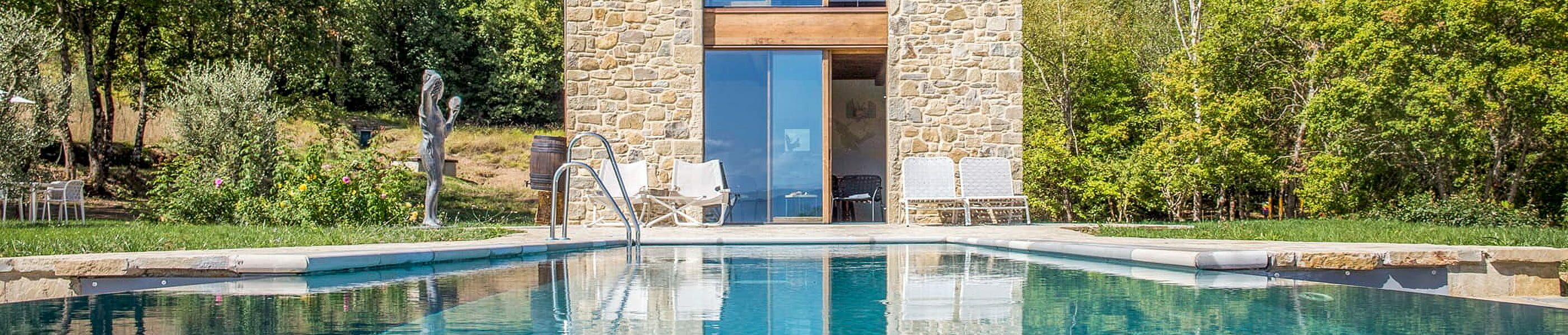 Toskanisches Ferienhaus mit Pool, Natursteinmauer und gepflegtem Garten – Last-Minute-Angebot in Italien
