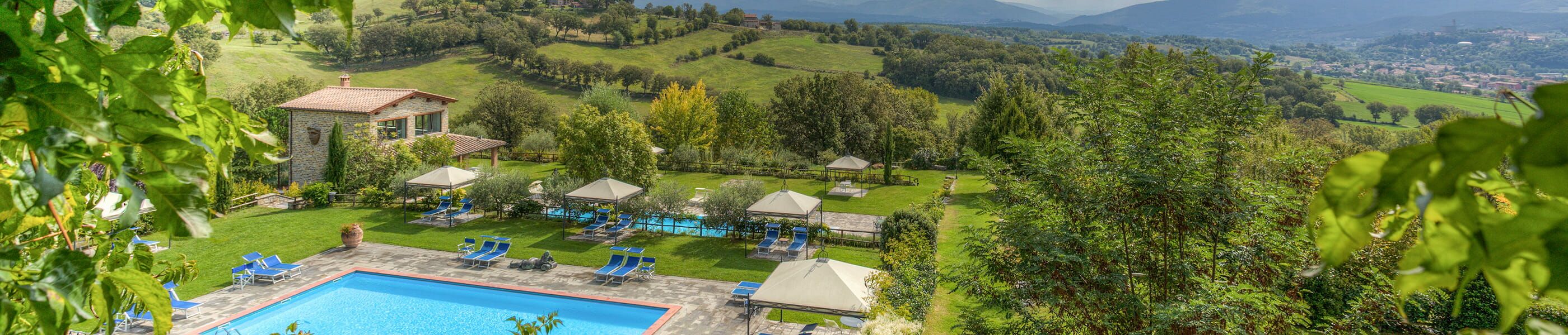 Landgut in Italien mit Pool, Garten und weitem Blick über grüne Hügel