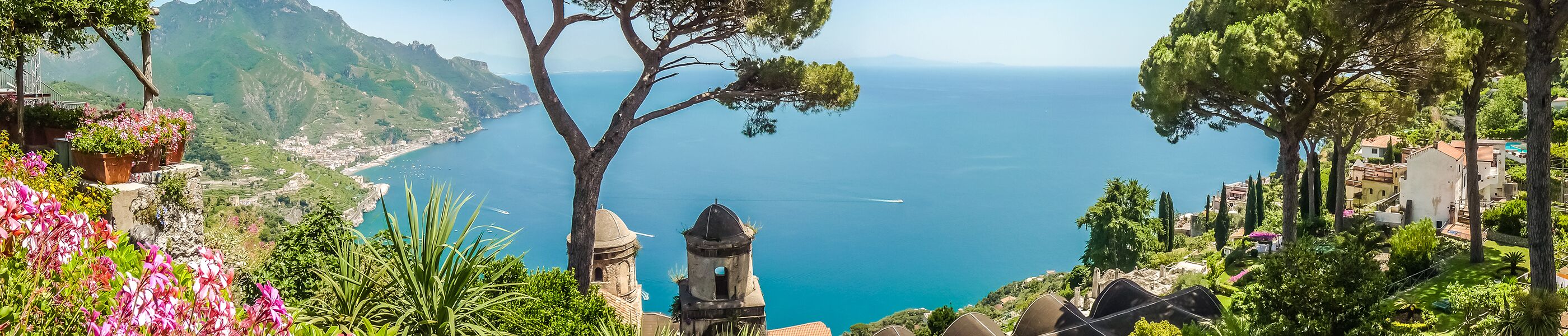 Mediterraner Küstenblick mit Pinien und Blütenpracht – Ferienhaus-Urlaub in Italien