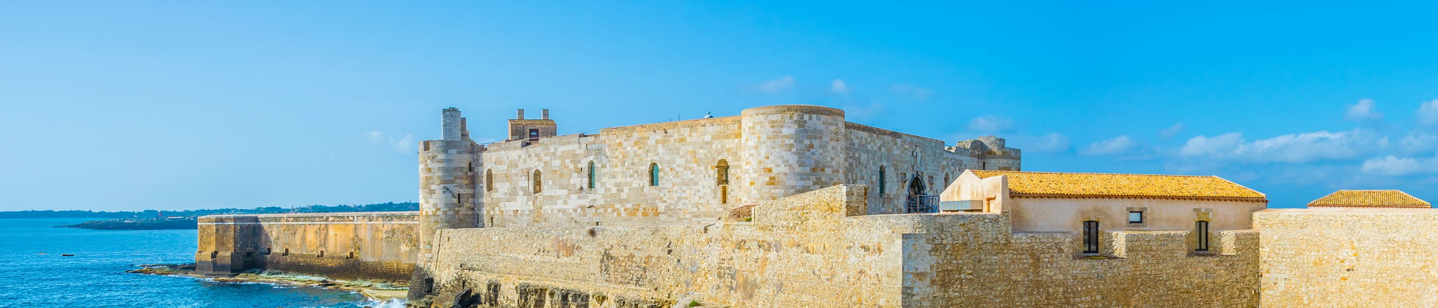 Historisches Kastell an der Küste von Santa Maria del Focallo – Sizilien als Urlaubsziel für Ferienhäuser