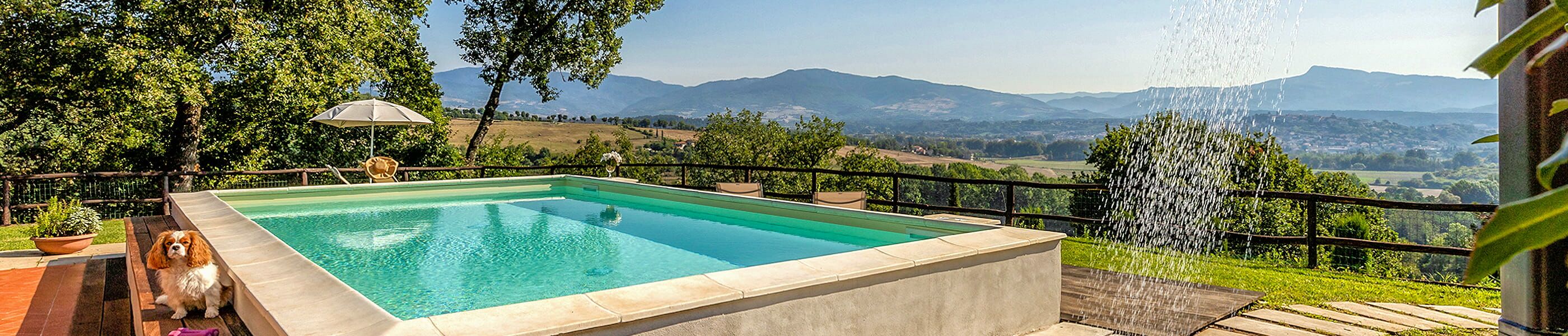 Infinity-Pool mit Panoramablick auf die toskanische Hügellandschaft – Ferienhaus mit Pool in der Toskana
