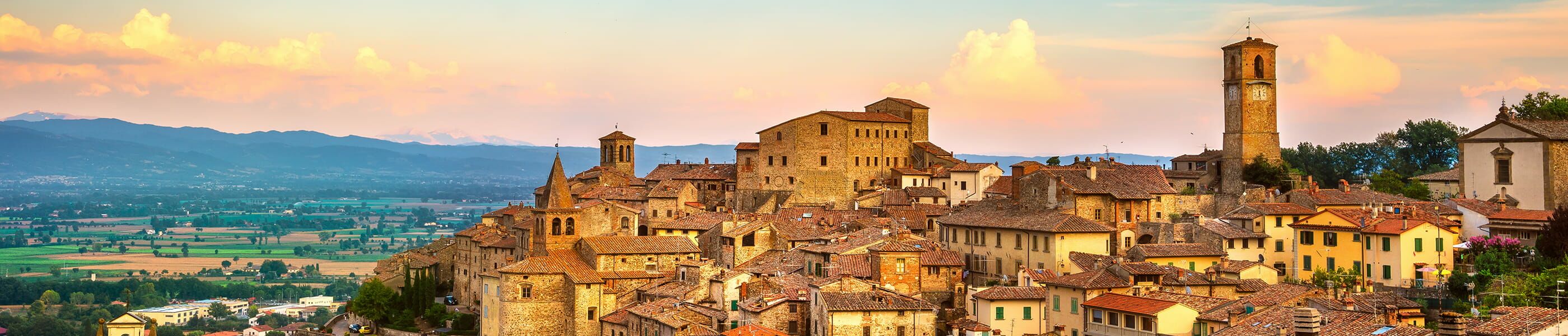 Mittelalterliche Altstadt von Arezzo mit Kirchtürmen und Panoramablick auf die toskanische Hügellandschaft